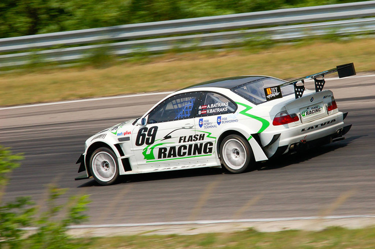 Flash Racing būvē auto Baltijas izturības sacīkstēm
