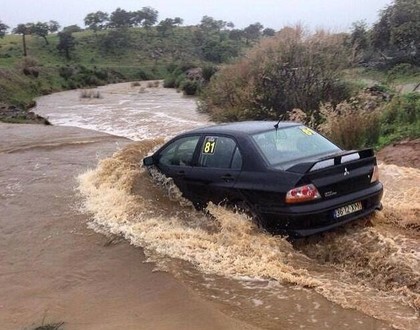 FOTO: Lietus un plūdi daļēji paralizē iepazīšanos ar Portugāles WRC ceļiem