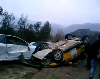 VIDEO: Pēc avārijas ieskrien stāvošajās mašīnās, cieš arī skatītājs