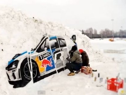 VIDEO: Unikāls uz sniega kaudzes uzzīmēts grafiti