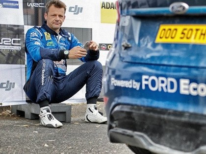 Ostberga stūrmani Velsas WRC rallijā sakož čūska