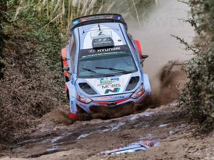 Argentīnas WRC rallija otrajā dienā auto ielido skatītājos; seši cietušie (VIDEO)