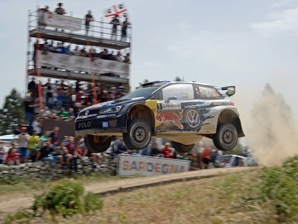 Sardīnijas WRC līderis Ožjē, trešajā vietā esošajam Tanakam sāpīga neveiksme