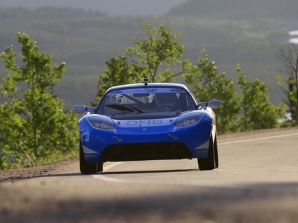 Horeliks ar Dambja būvēto 'Tesla Roadster' ieiet Latvijas vēsturē