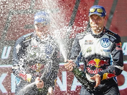 'Volkswagen' komandas pēdējā WRC rallijā sīvā cīņā uzvar Mikelsens