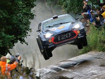 Pēc sīvas Polijas WRC rallija pirmās dienas vadībā Noivils, cieši seko Tanaks