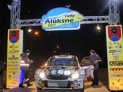 Sākusies 'Rally Alūksne' otrā diena: vadībā Rovanpera, Subaru avarē mežā (VIDEO)
