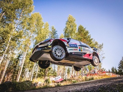 Tanaks pēc piektdienas ātrumposmiem saglabā līderpozīciju Somijas WRC rallijā