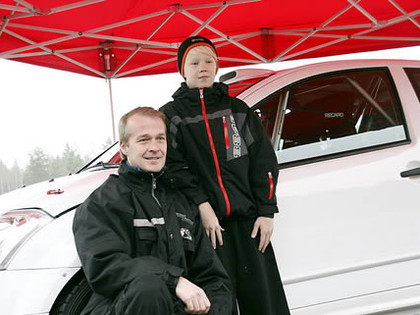 Latvijas rallijā startēs 12 gadus vecs slavena somu rallija braucēja dēls (VIDEO)