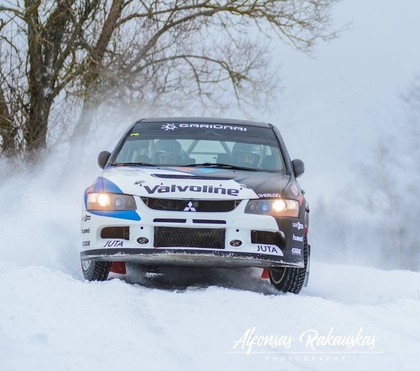 Lietuvas rallijsprinta sacensībās pirmo un otro vietu šķir vien 0,1 sekunde (VIDEO)