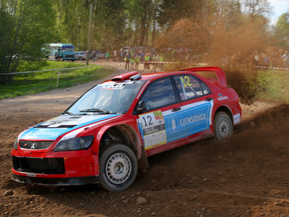 Rally Talsi testa ātrumposmā ātrākais Kisiels, Travņikovam aizdegas auto (FOTO)