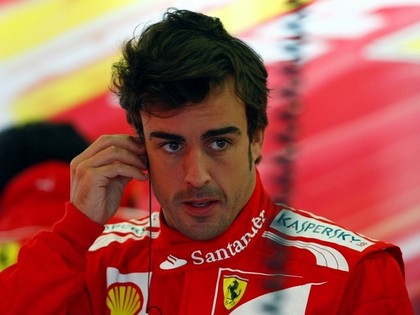 Saraustītā Lielbritānijas F1 kvalifikācijā uzvar Alonso