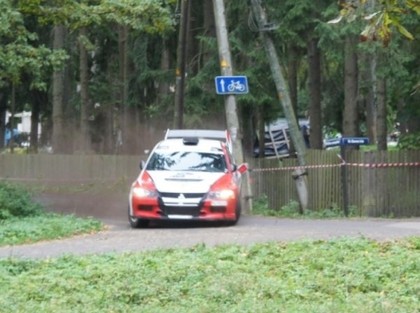 LĪDZJUTĒJU FOTO: Ukraiņi testē Jūrmalas stabu, citi pēc kūleņa ēd ābolus