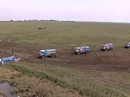 Četras Kamaz automašīnas no grāvja izvelk piekto mašīnu (VIDEO)