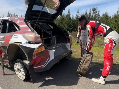 Sesks pēc divām pārsistām riepām izstājas no Čīles WRC rallija pirmās dienas (VIDEO)