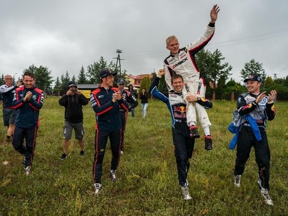 Konkurenti pēc Polijas WRC mierina Tanaku; Ožjē sportistu nes uz pleca (VIDEO)