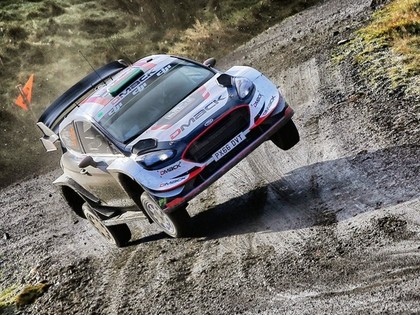 Velsas WRC rallijā līderis Evans, Rovanpera pēc kļūdas spiests izstāties