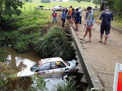 Skatītāji Austrālijas WRC rallijā izglābj upē iekritušu rallija ekipāžu (FOTO)