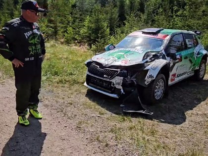 Somijas rallijā avāriju piedzīvojošais sportists negadījumā vaino skatītājus (VIDEO)