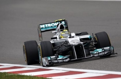 Ķīnas kvalifikācijā dubultuzvara Rosbergam un Šūmaheram