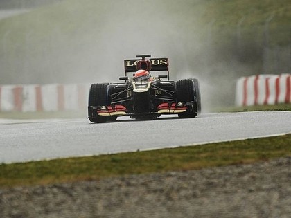 F1 testi paiet lietus zīmē, Grošāns un Gutiress izlido no trases