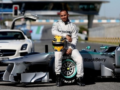 F1 zvaigzne Hamiltons iegādājas jaunu 23 miljonus eiro vērtu lidmašīnu