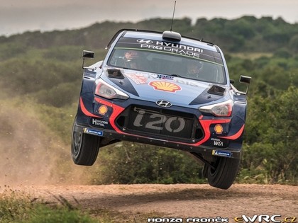 Dramatiskā un fantastiskā cīņā uzvaru Sardīnijas WRC izrauj Noivils