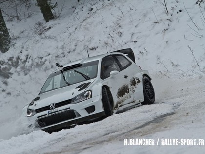 VW iemēģina vienreizējos Francijas Alpu ceļus (VIDEO)