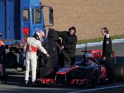 McLaren pārliecinoši ātrākie pirmajos F1 testos, Mercedes aizdegas formula (FOTO)