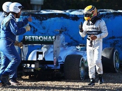 F1 čempions Hamiltons avarē ar jauno Mercedes (VIDEO)