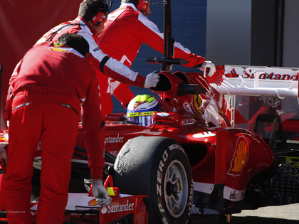 Ferrari testos beidzot demonstrē muskuļus