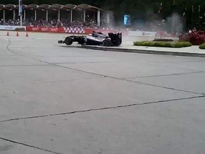 F1 karstgalvis Maldonado izgāžas savu fanu priekšā (VIDEO)