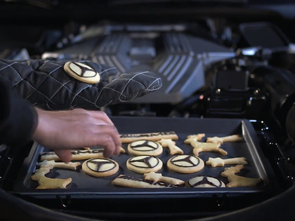 Mercedes AMG mašīnas motora telpā cep pīrādziņus (VIDEO)