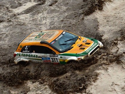 Dakaras rallija astotajā posmā uzvar lietus