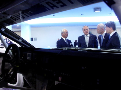 Zviedrijas karalis izrāda interesi par Dambja OSCar eO automašīnu (FOTO)