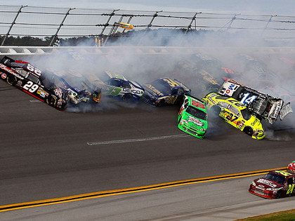 NASCAR sacensībās masveida sadursme - avarē 25 mašīnas (VIDEO)
