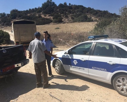 Kipras rallijā vietējais ar smago mašīnu bloķē ceļu, strīda novēršanā iejaucas policija