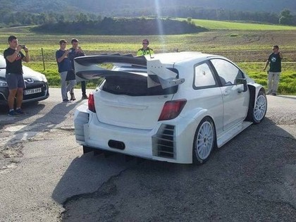 Makinens testos ar jauno 'Toyota Yaris WRC' ieskrien kokā