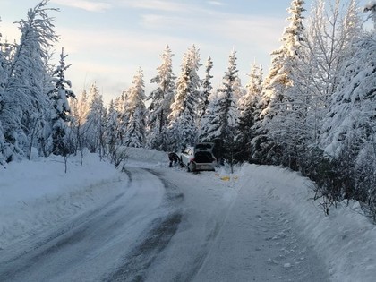 Rovanpera noslēdzošajā posmā zaudē uzvaru Lapzemes rallijā, Pūķa ekipāža paliek kupenā